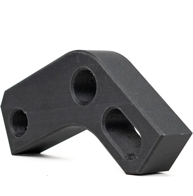 Pieza impresa en 3D con PET-CF, PET reforzado con fibra de carbono